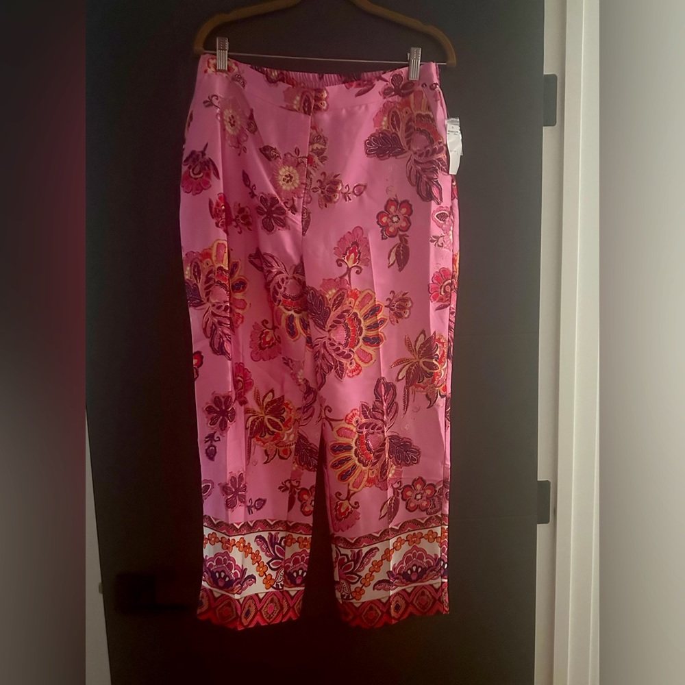 Magaschoni capri pants size Large NWT and button